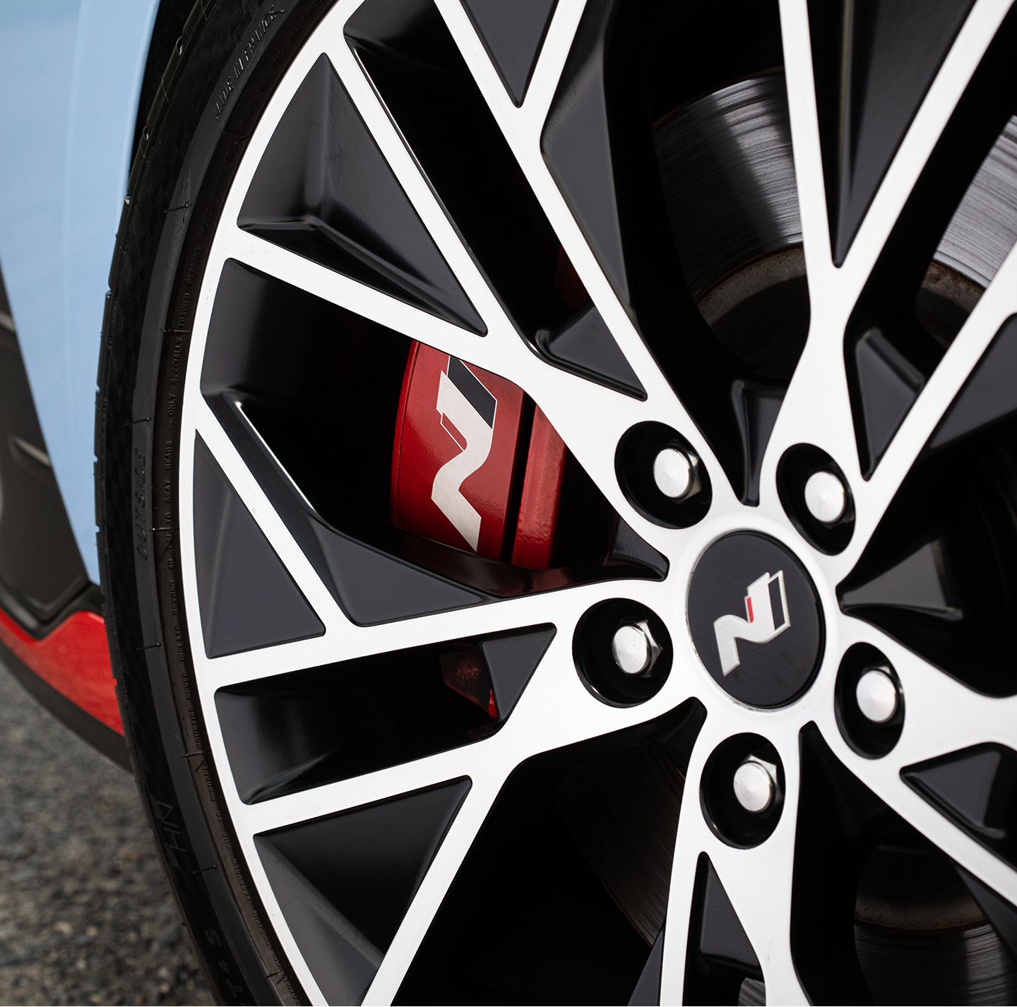 Wheels of the enlarged Elantra N vehicle