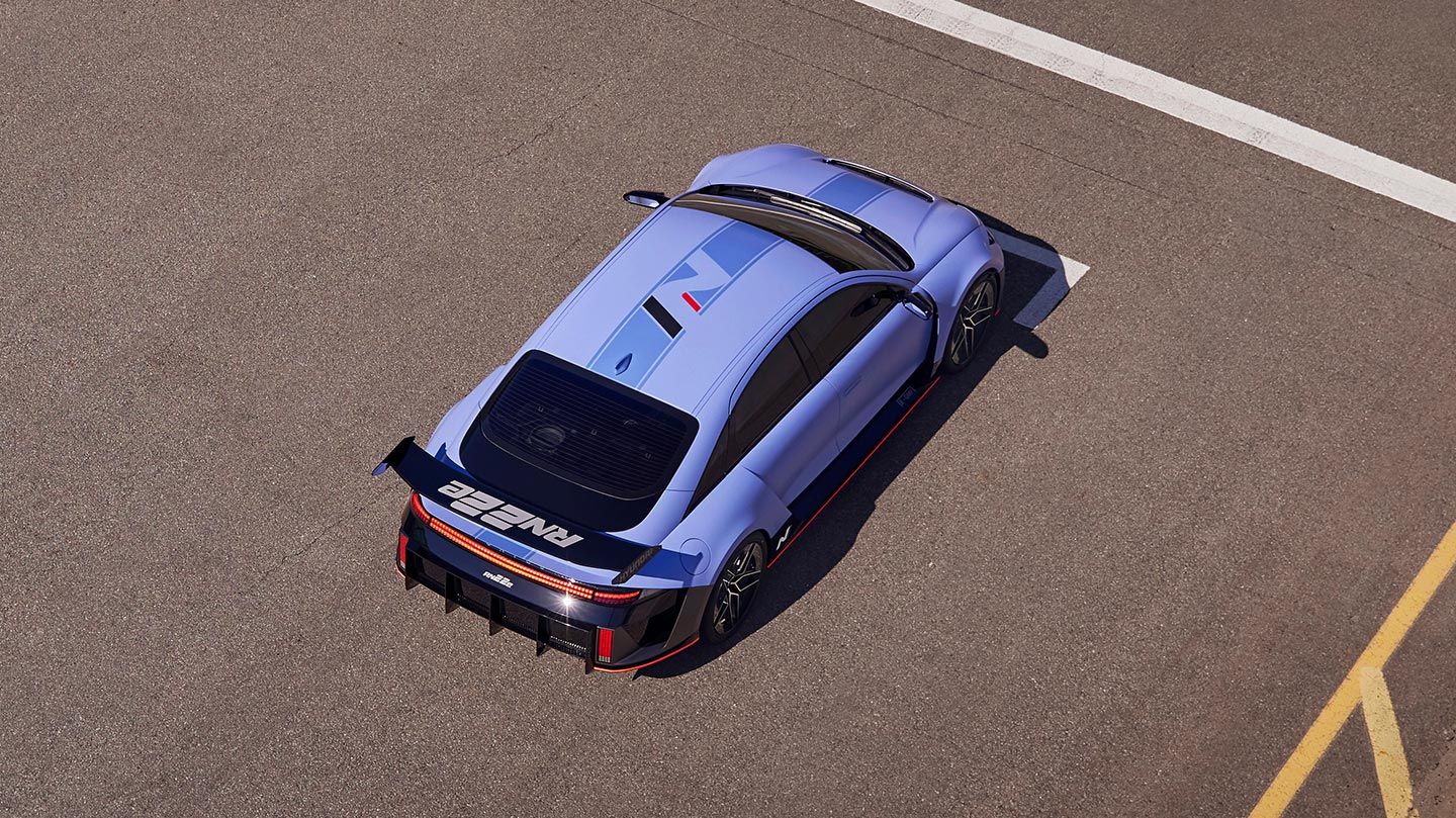 The RN22e is the latest work of Rolling lab, a future high-performance car research and development project.