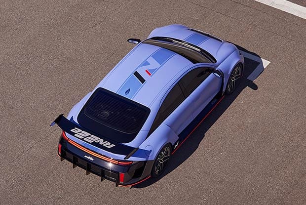 The RN22e is the latest work of Rolling lab, a future high-performance car research and development project.