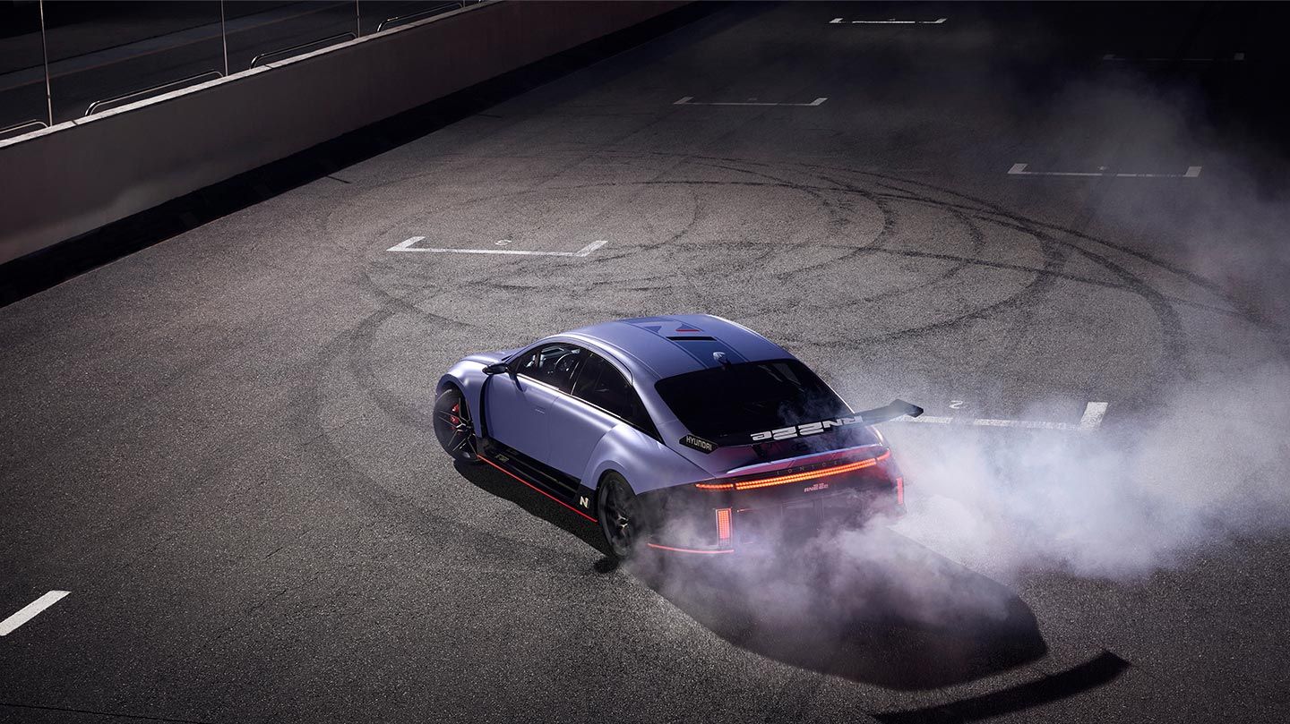 The RN22e has advanced torque vectoring technology housed on the rear wheel, the main drive shaft.