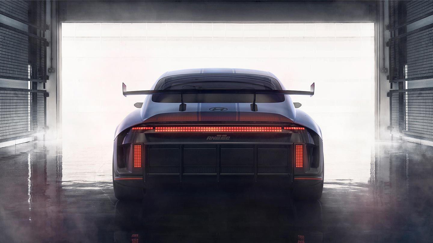 The RN22e utilizes E-GMP with a low center of gravity and front-to-rear weight distribution design to realize dynamic cornering performance.