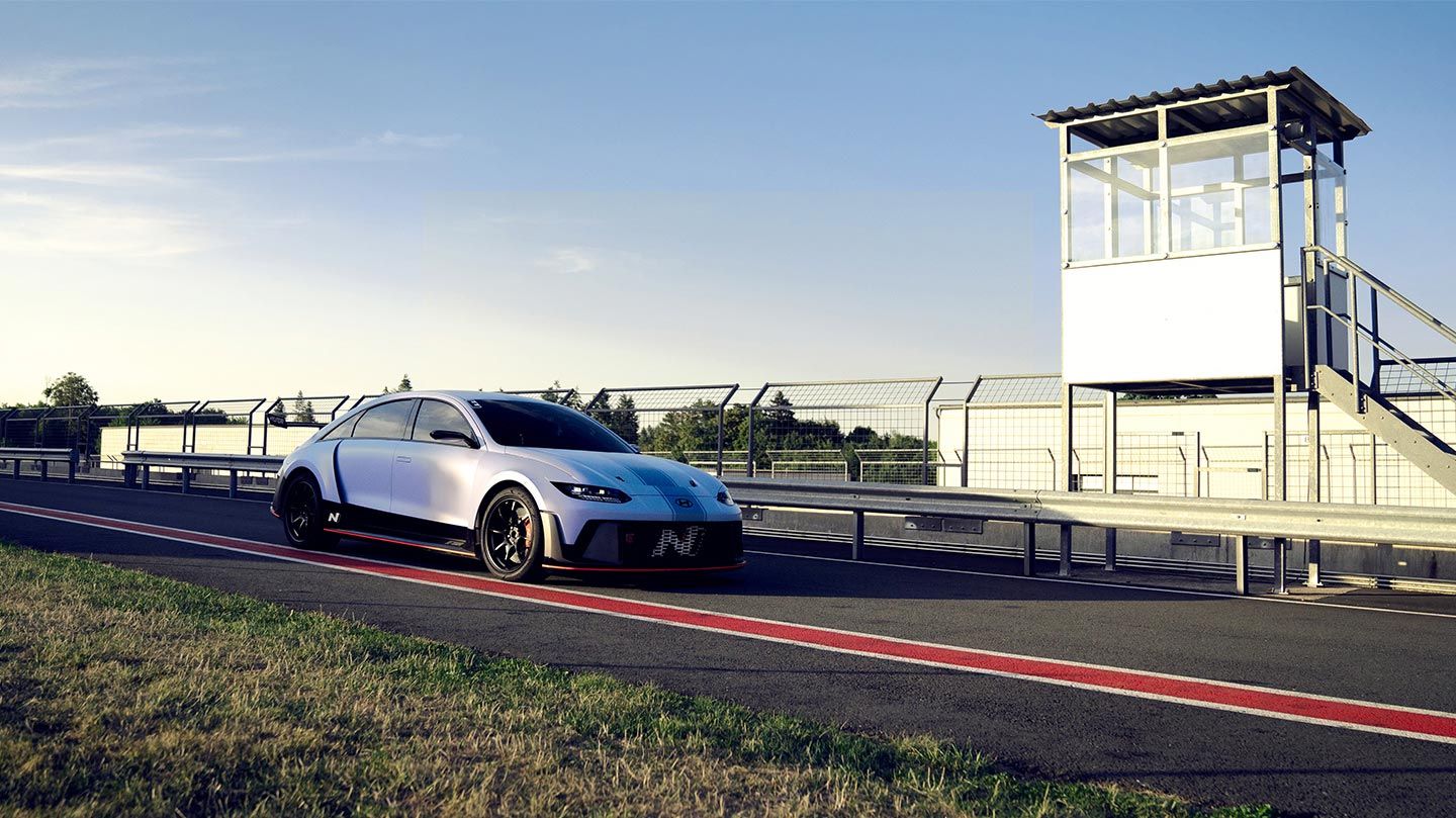 The RN22e features battery pre-conditioning function to maintain battery performance before and after track driving.