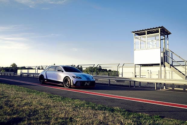 The RN22e features battery pre-conditioning function to maintain battery performance before and after track driving.