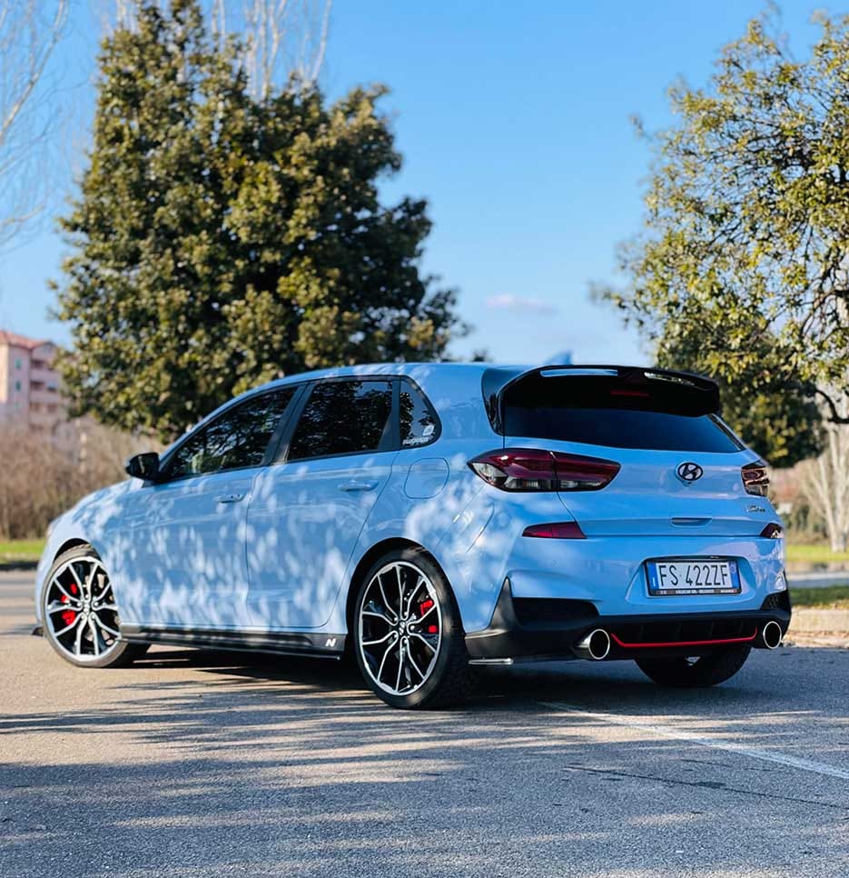 The side and rear views of the i30 N vehicle are shown.