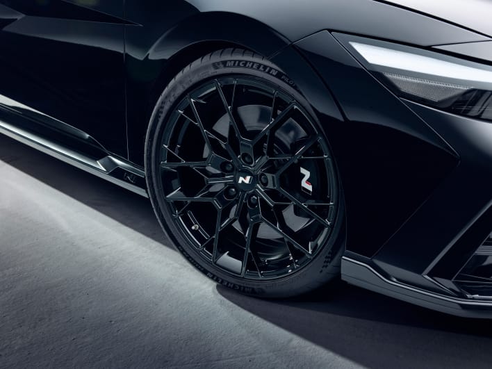 Black brake calipers, 19 inch Monochrome forged wheels
